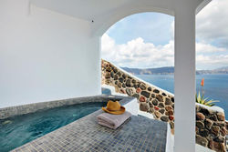 w Oia Junior Cave Villa with Outdoor Hot Tub