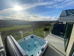 Hot Tub Lodge with Panoramic Views & Free Golf