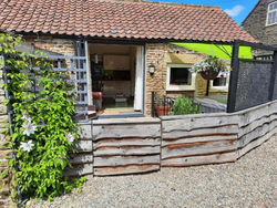 Larch Cottage, Ruston dog friendly with hot tub