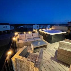 Eagles View - luxury hot tub lodge with free golf for guests